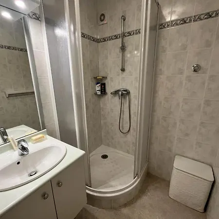 Appartement T4 Avec Parking, Balcon Et Proche Commerces A - Fr-1-239-921